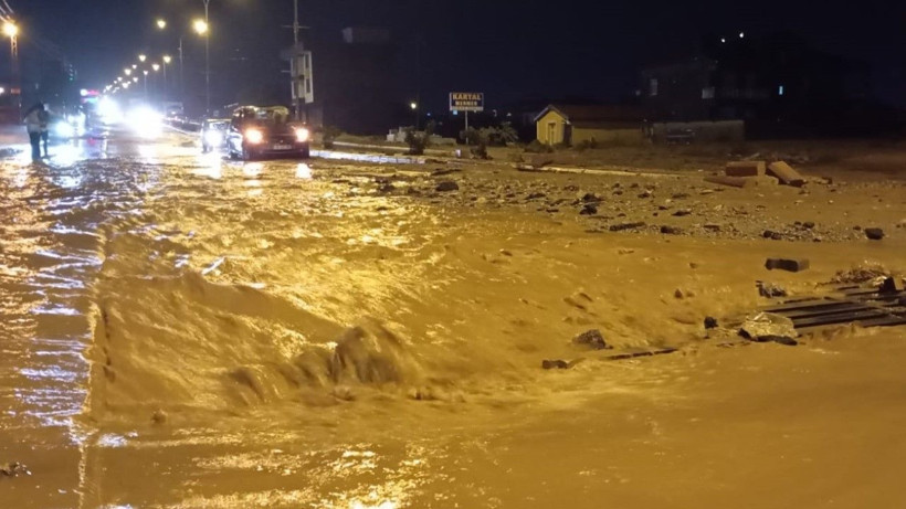 Konya’da sağanak: Köprü çöktü, evleri su bastı - Resim: 1