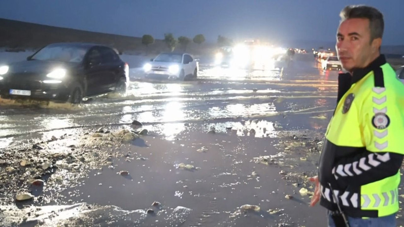Karayolunu sel vurdu! Yol trafiğe kapandı - Resim: 9