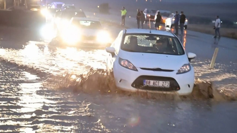 Karayolunu sel vurdu! Yol trafiğe kapandı - Resim: 8