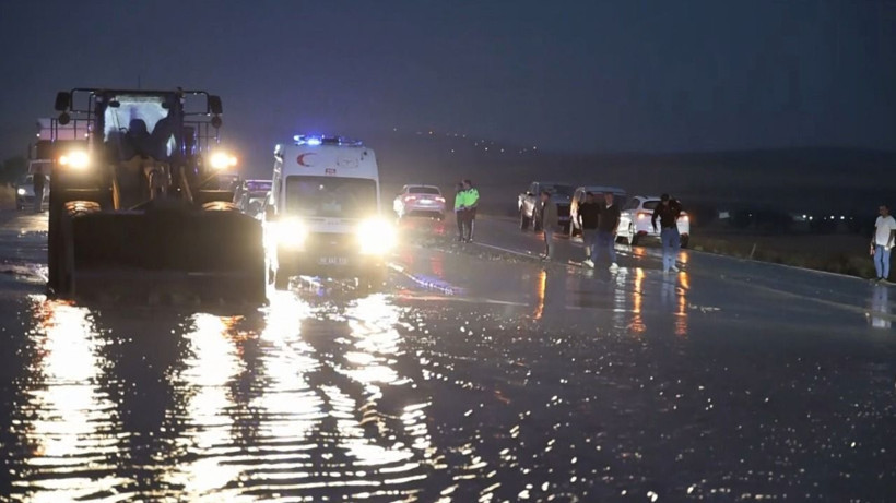 Karayolunu sel vurdu! Yol trafiğe kapandı - Resim: 7