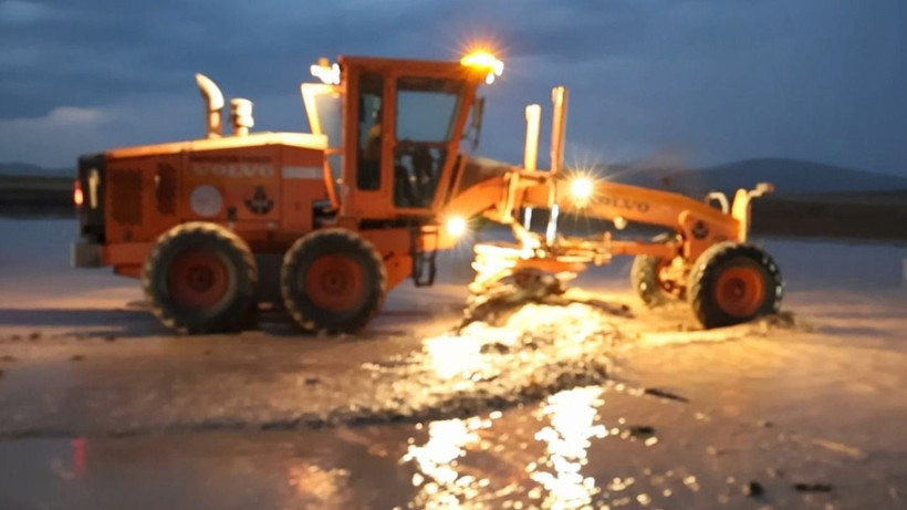 Karayolunu sel vurdu! Yol trafiğe kapandı - Resim: 6