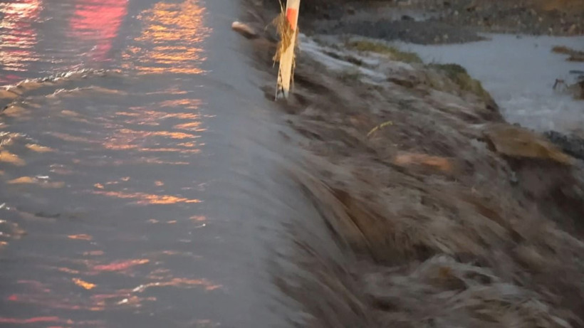 Karayolunu sel vurdu! Yol trafiğe kapandı - Resim: 4