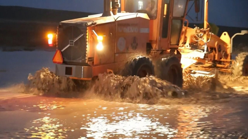 Karayolunu sel vurdu! Yol trafiğe kapandı - Resim: 3