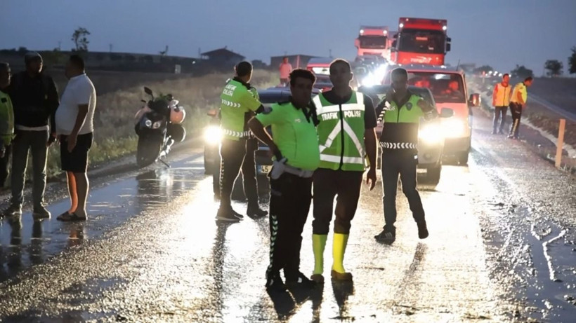 Karayolunu sel vurdu! Yol trafiğe kapandı - Resim: 2