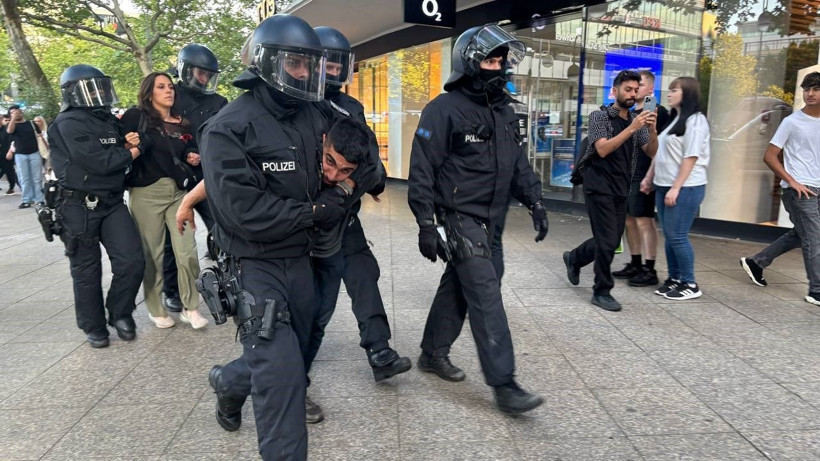 Berlin polisinden oturma eylemine sert müdahale - Resim: 2