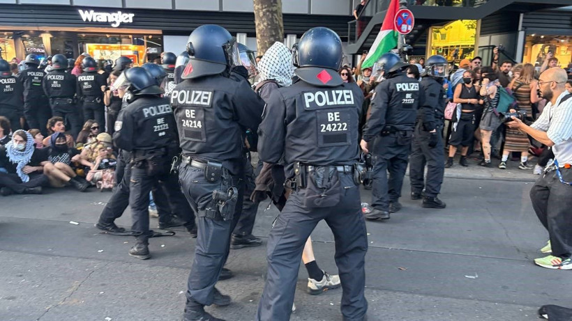 Berlin polisinden oturma eylemine sert müdahale - Resim: 3