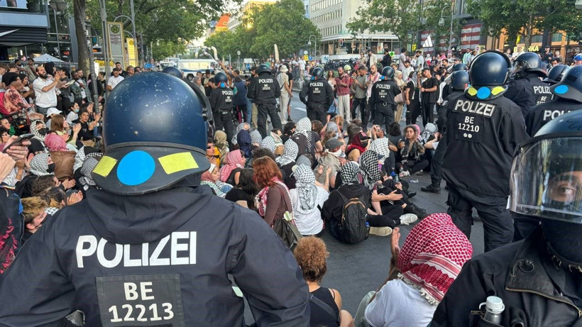 Berlin polisinden oturma eylemine sert müdahale - Resim: 4