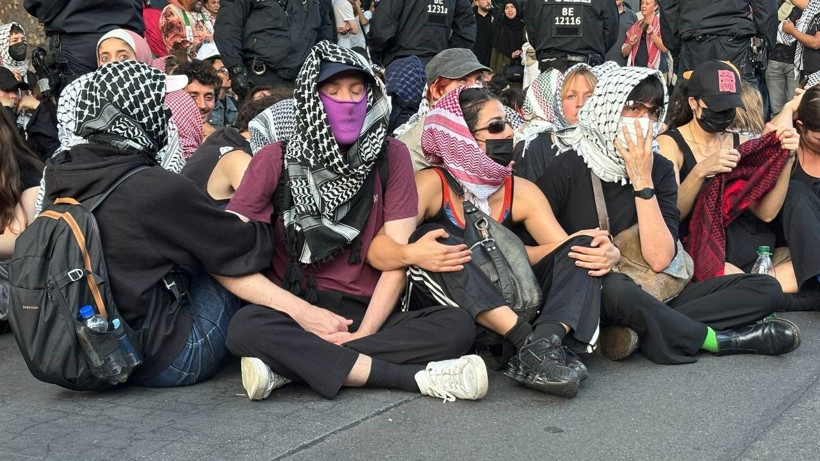 Berlin polisinden oturma eylemine sert müdahale - Resim: 5