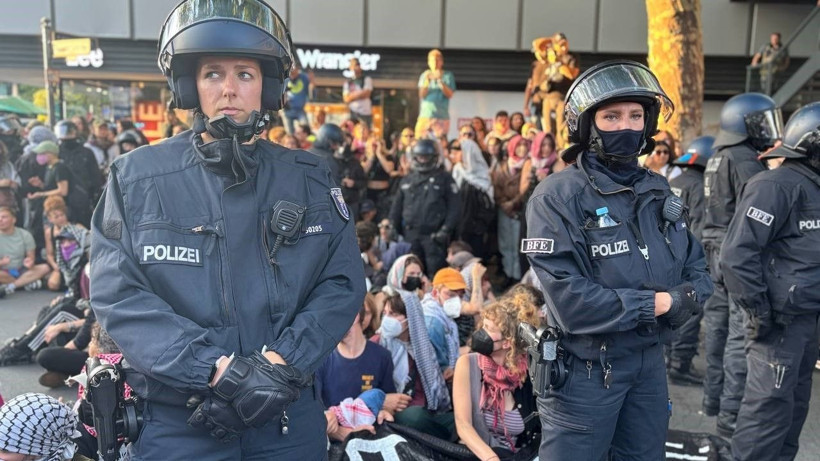 Berlin polisinden oturma eylemine sert müdahale - Resim: 6