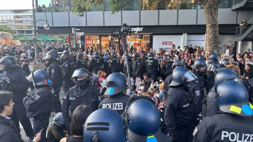 Berlin polisinden oturma eylemine sert müdahale - Resim: 7