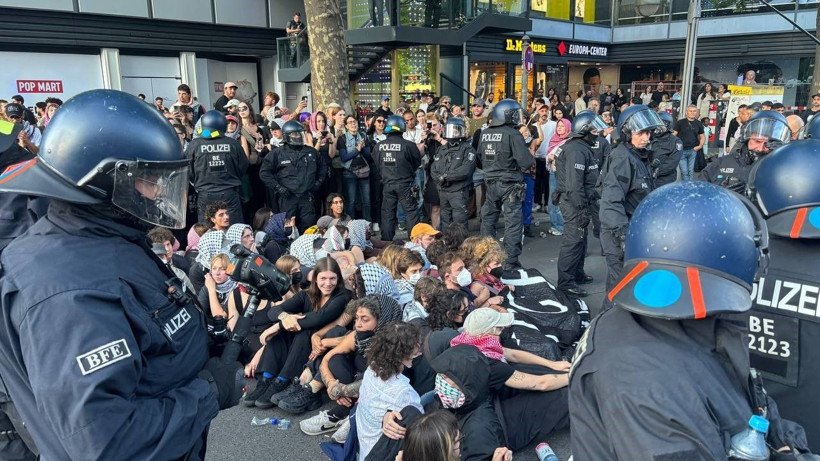 Berlin polisinden oturma eylemine sert müdahale - Resim: 8