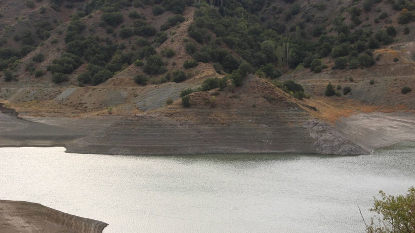 Barajda su bitme noktasına geldi, tepecikler ortaya çıktı - Resim: 4