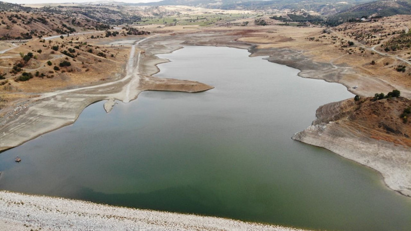 Barajda su bitme noktasına geldi, tepecikler ortaya çıktı - Resim: 1