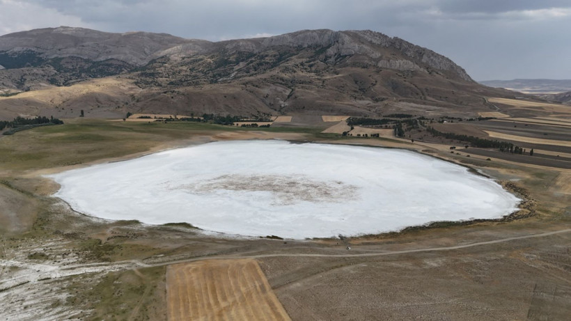 Su gitti, tuz kaldı: Bir göl daha kuraklık kurbanı - Resim: 1