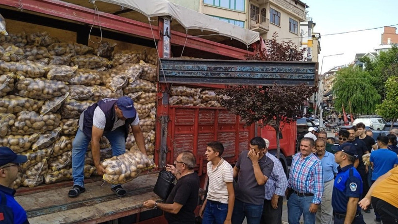Patatesi ücretsiz dağıttı, vatandaşlar kuyruk oldu - Resim: 3