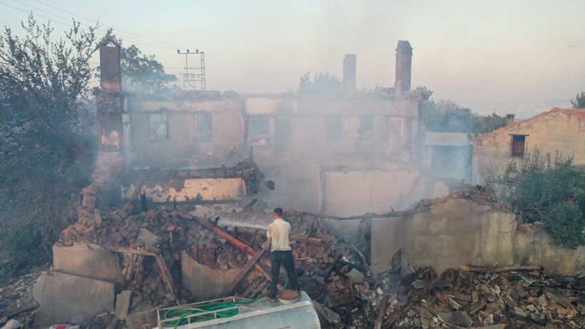 Çanakkale'de büyük yangın: Evler kül oldu - Resim: 11