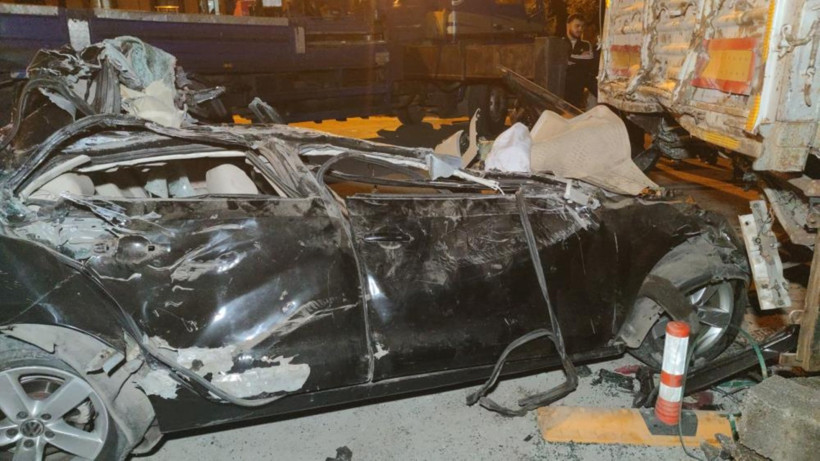 Otomobil park halindeki briket yüklü tıra çarptı: 2 ölü - Resim : 1