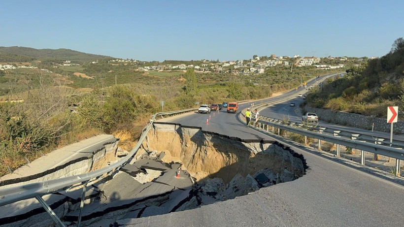 Turizm merkezine giden yol çöktü - Resim: 4
