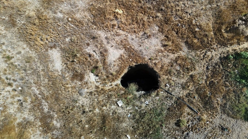 Deprem sonrası obruk oluştu: ‘Çökme sesleri geliyor’ - Resim: 1