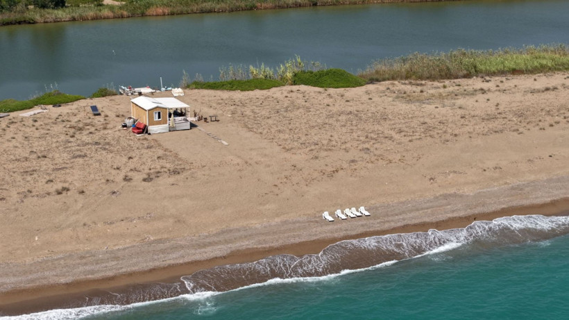 Arkası nehir, önü deniz: Bir gecede gelip koydu, şezlong bile attı - Resim: 2