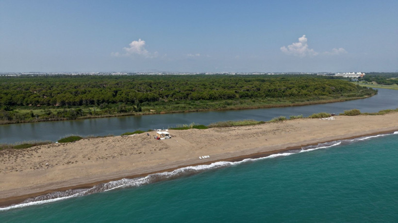 Arkası nehir, önü deniz: Bir gecede gelip koydu, şezlong bile attı - Resim: 3