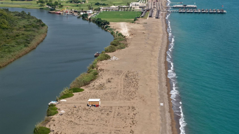 Arkası nehir, önü deniz: Bir gecede gelip koydu, şezlong bile attı - Resim: 4