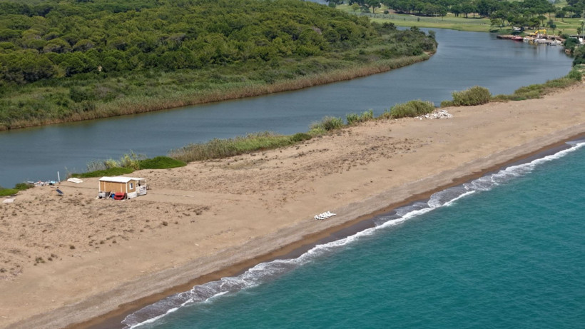 Arkası nehir, önü deniz: Bir gecede gelip koydu, şezlong bile attı - Resim: 5