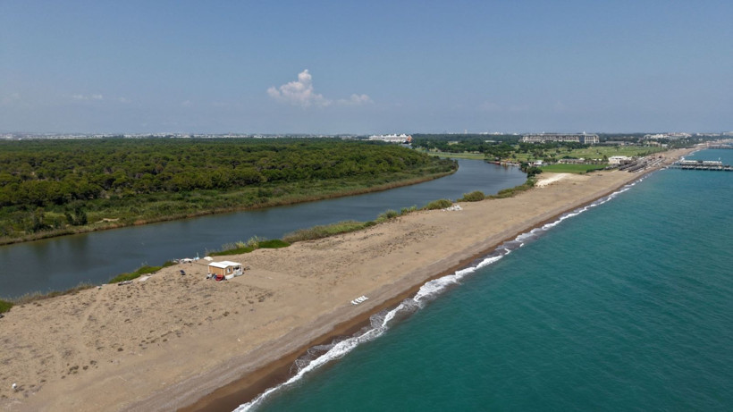 Arkası nehir, önü deniz: Bir gecede gelip koydu, şezlong bile attı - Resim: 6