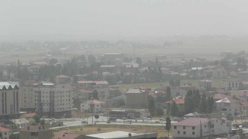 Irak ve Suriye’den geldi, ilçeyi esir aldı - Resim: 1