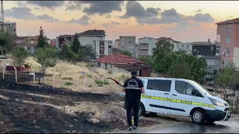 Maltepe’de otluk alanda havai fişek atan kişi yangına sebep oldu - Resim: 5