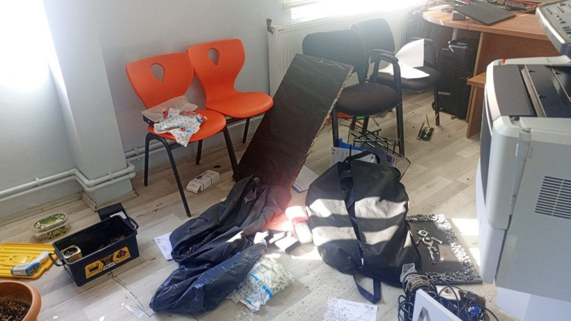 Vandallar iş başında: Okulu tahrip ettiler - Resim: 3