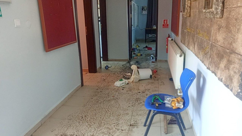 Vandallar iş başında: Okulu tahrip ettiler - Resim: 4