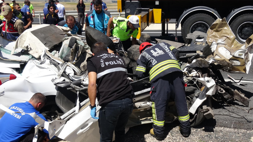 Feci kaza! Otomobil TIR'ın altına girdi: Genç sürücü hayatını kaybetti - Resim : 1