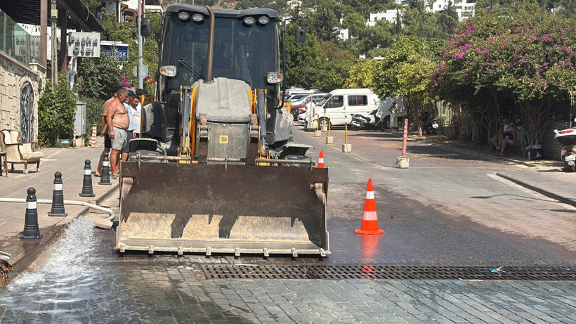 Bodrum’da su hattı patladı, işyeri ve depo sular altında kaldı - Resim : 1