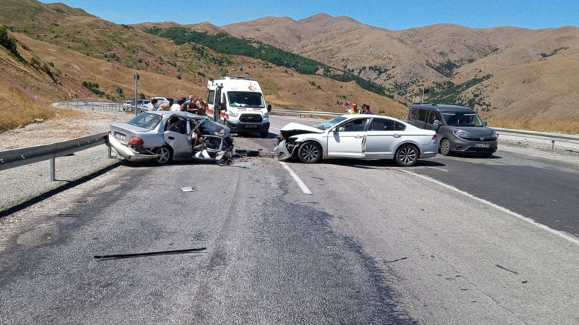 Erzincan'da feci kaza: Yol kapatıldı, ölü ve yaralılar var - Resim : 1