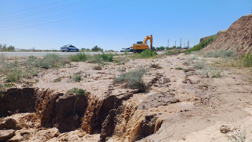 Batman’da sulama kanalında çökme: Yol su ve çamurla kapandı - Resim : 1