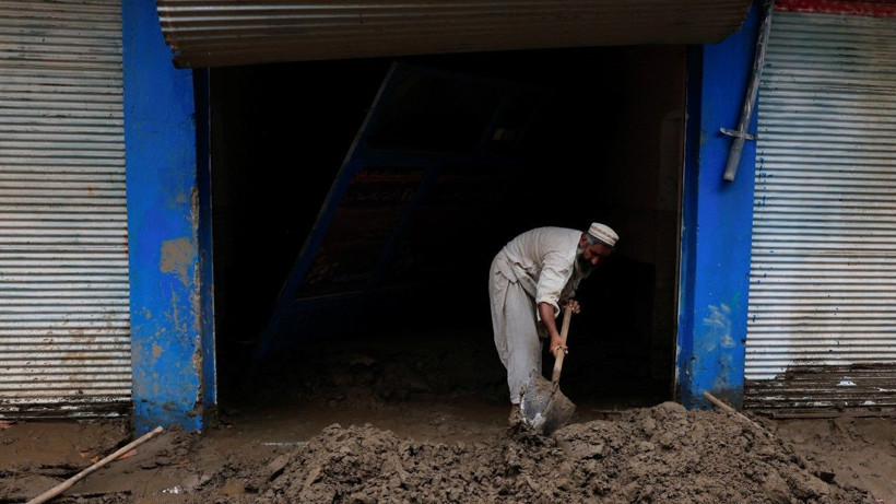 Muson yağmurları yüzlerce kişiyi öldürdü - Resim: 16