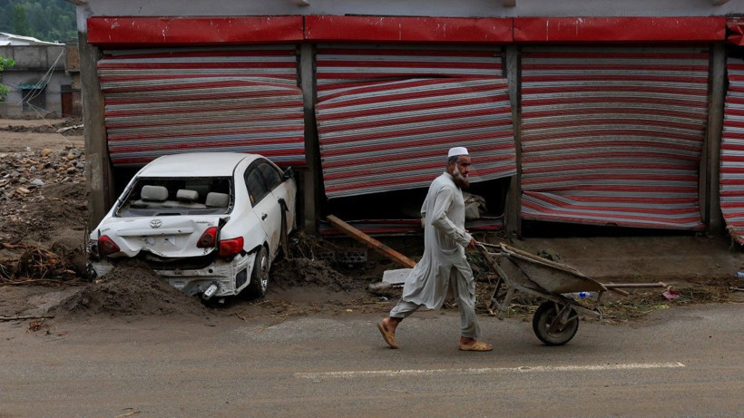 Muson yağmurları yüzlerce kişiyi öldürdü - Resim: 1