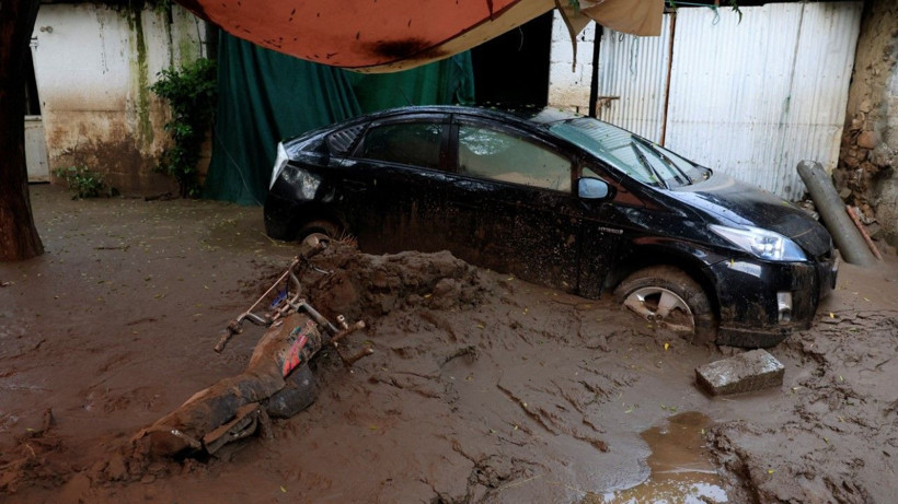 Muson yağmurları yüzlerce kişiyi öldürdü - Resim: 4