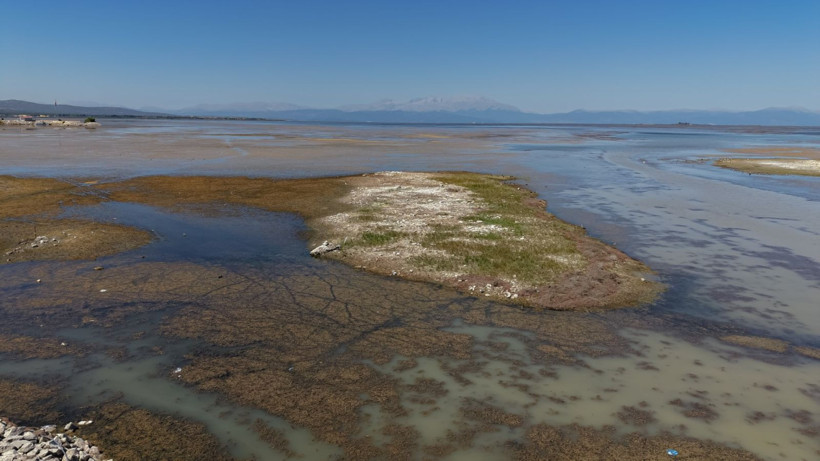 Türkiye'nin en büyük tatlı su gölünde kuraklık alarmı: Suyun çekilmesiyle adalar oluştu - Resim: 12