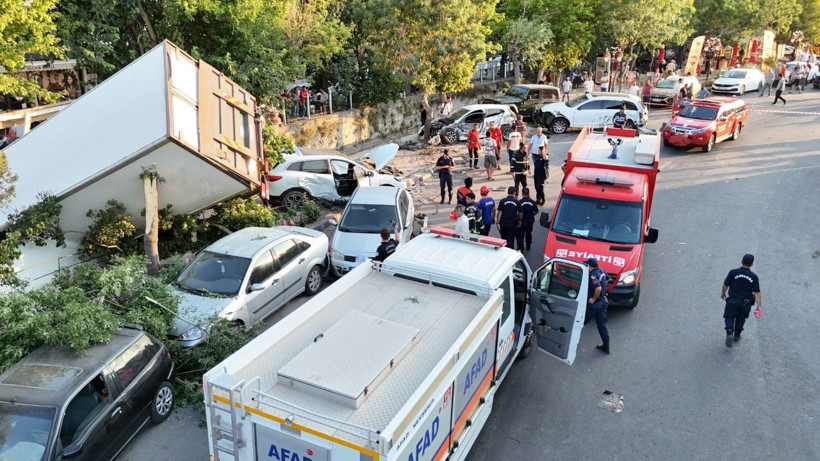 Freni patlayan kamyon ortalığı savaş alanına çevirdi - Resim: 3