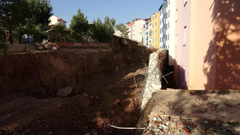 İspir'de heyelan: 70 ev boşaltıldı - Resim : 1