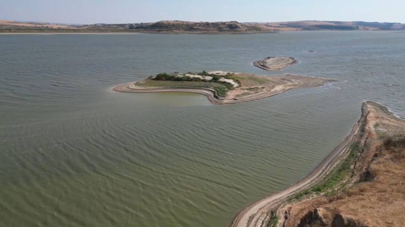 Baraj kritik seviyeyi gördü: Su metrelerce çekildi, adacıklar ortaya çıktı - Resim: 1