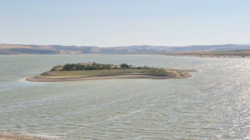 Baraj kritik seviyeyi gördü: Su metrelerce çekildi, adacıklar ortaya çıktı - Resim: 2