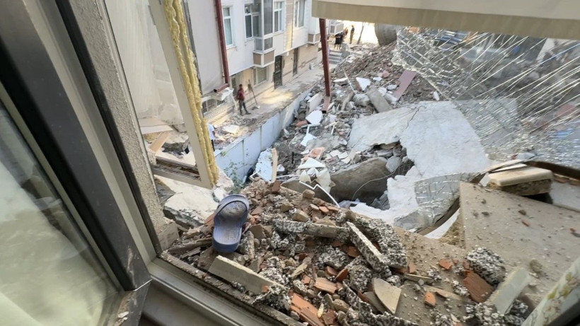 Avcılar’da yıkım sırasında devrilen binayı iş makinesi ile tutmaya çalıştılar - Resim: 2