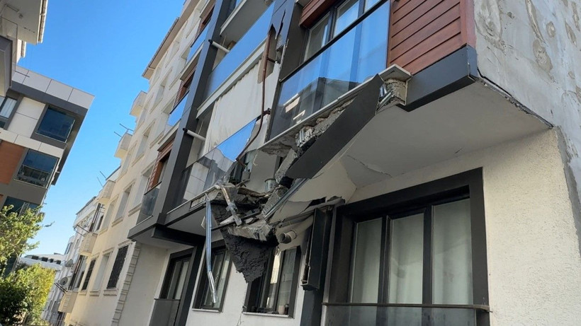 Avcılar’da yıkım sırasında devrilen binayı iş makinesi ile tutmaya çalıştılar - Resim: 3