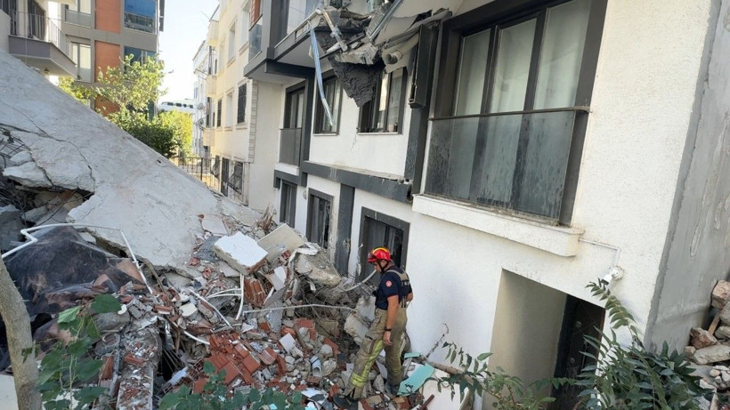 Avcılar’da yıkım sırasında devrilen binayı iş makinesi ile tutmaya çalıştılar - Resim: 4