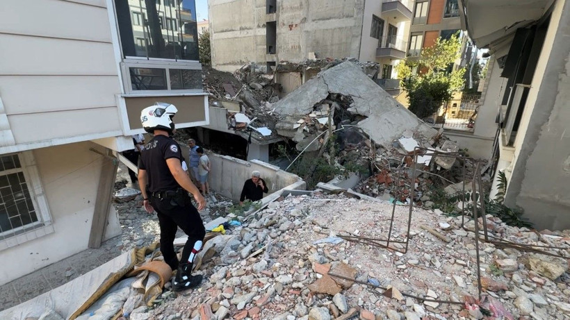 Avcılar’da yıkım sırasında devrilen binayı iş makinesi ile tutmaya çalıştılar - Resim: 6