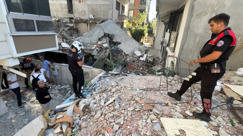 Avcılar’da yıkım sırasında devrilen binayı iş makinesi ile tutmaya çalıştılar - Resim: 7