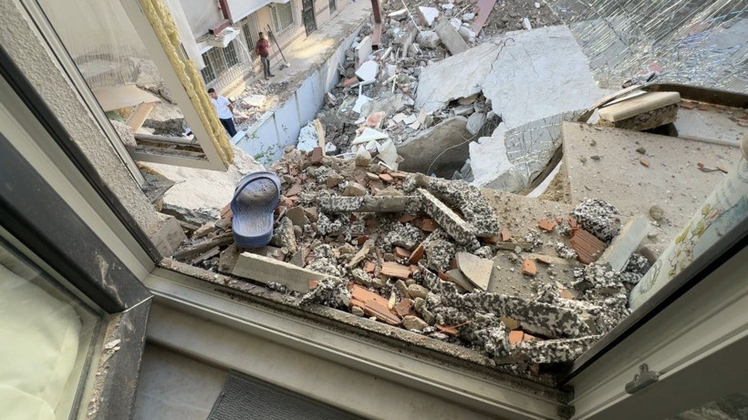 Avcılar’da yıkım sırasında devrilen binayı iş makinesi ile tutmaya çalıştılar - Resim: 8